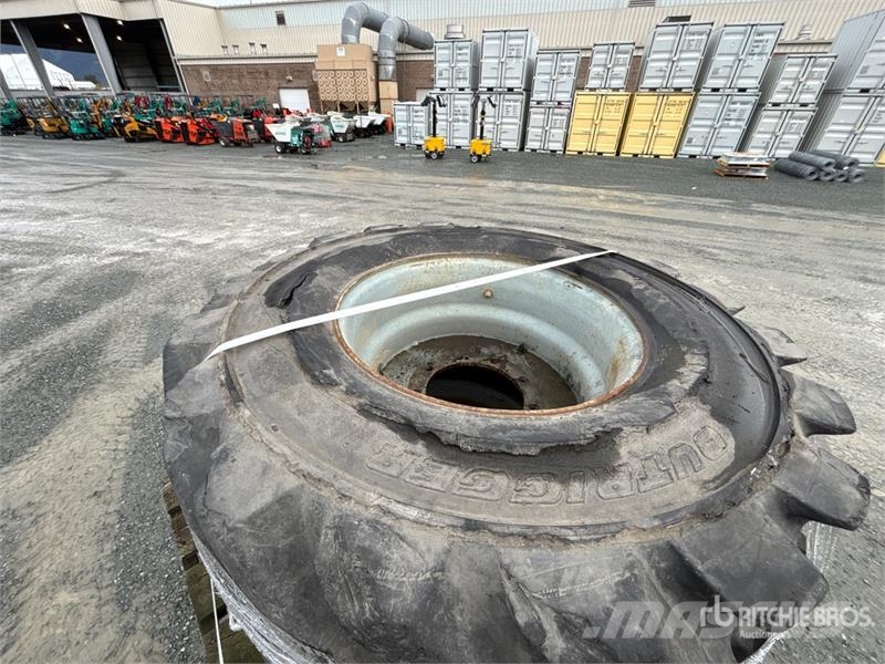 Quantity of (4) 335/65D19.5 Tires Gume, točkovi i felne
