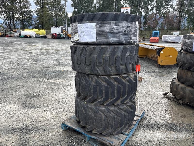Quantity of (4) 385/65-22.5 Tires Gume, točkovi i felne