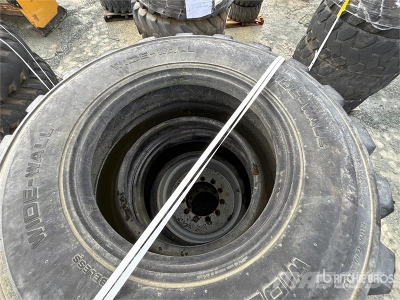 Quantity of (4) 385/65-22.5 Tires Gume, točkovi i felne