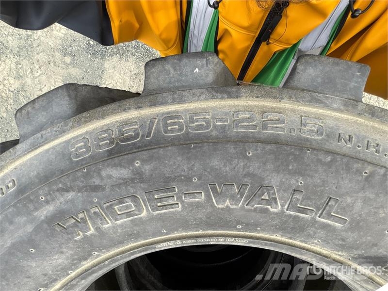 Quantity of (4) 385/65-22.5 Tires Gume, točkovi i felne