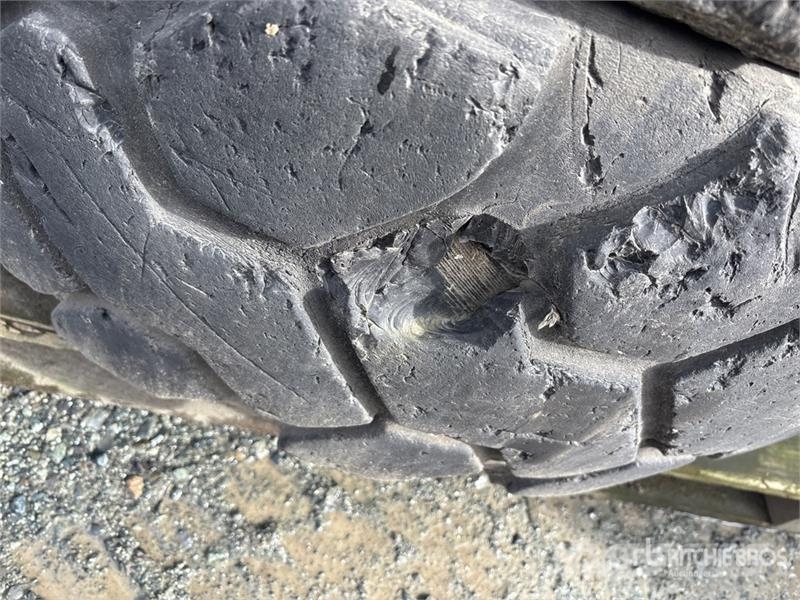  Quantity of (4) 400/75-28 Tires الإطارات والعجلات والحافات