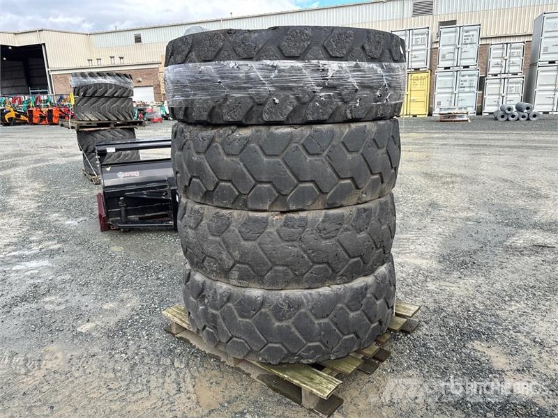  Quantity of (4) 400/75-28 Tires الإطارات والعجلات والحافات