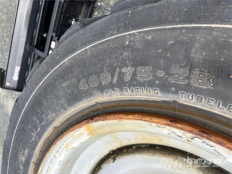  Quantity of (4) 400/75-28 Tires الإطارات والعجلات والحافات