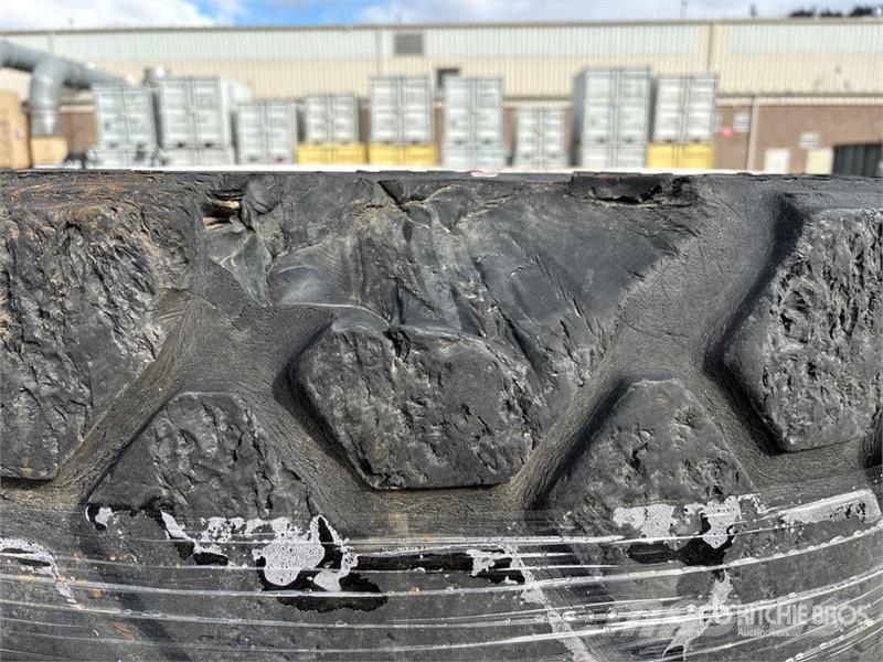  Quantity of (4) 400/75-28 Tires الإطارات والعجلات والحافات
