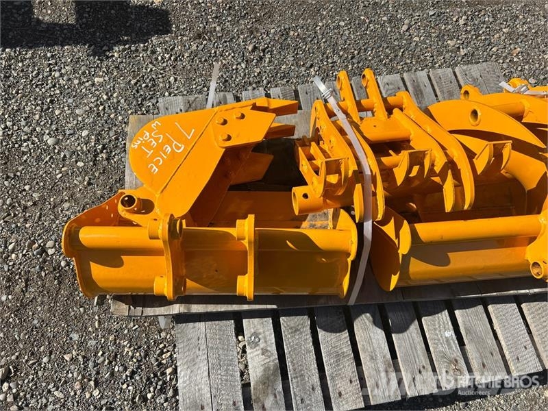 Quantity of (7) Mini Excavator Attachments Andre komponenter