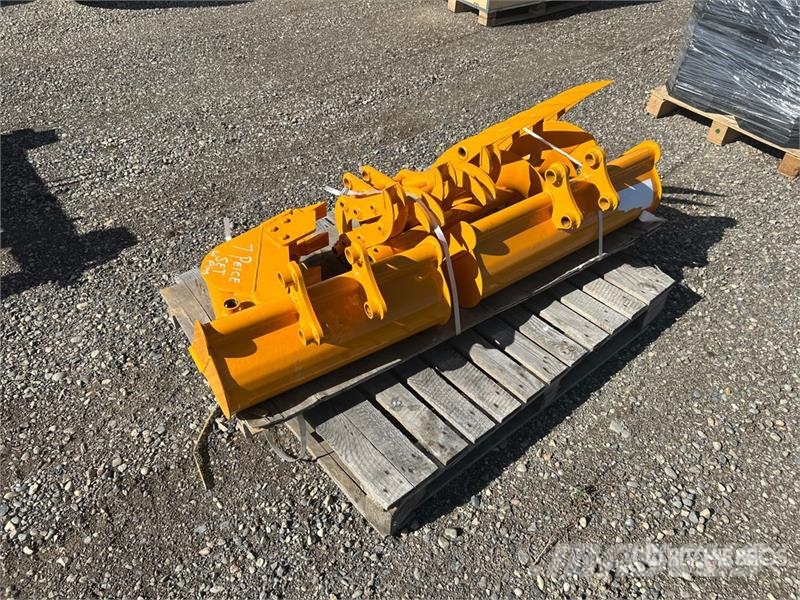 Quantity of (7) Mini Excavator Attachments Andre komponenter