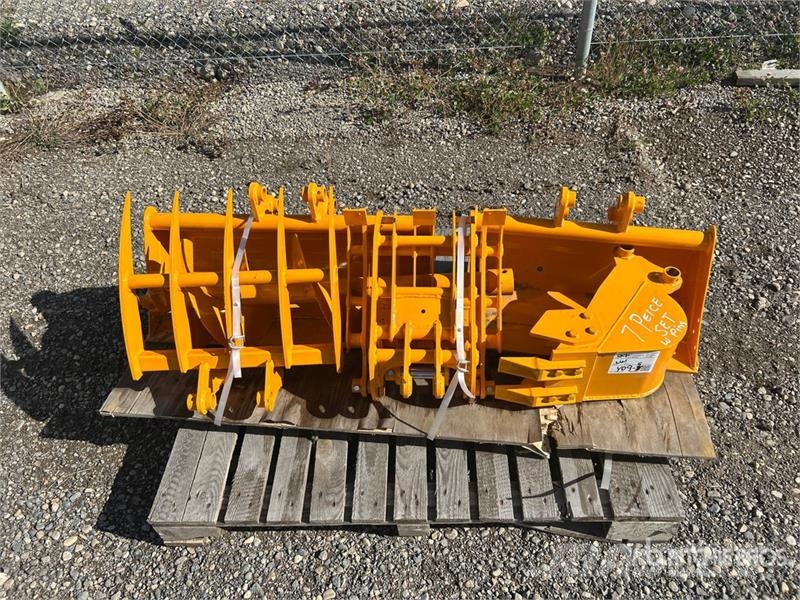 Quantity of (7) Mini Excavator Attachments Andre komponenter