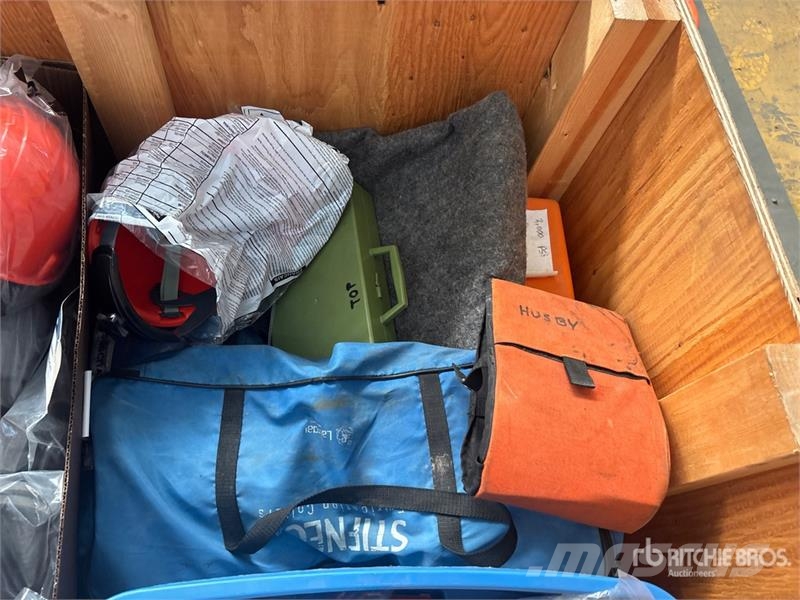  Quantity of Stretcher, Hard Hats, and Various Medi معدات البناء - غير ذلك