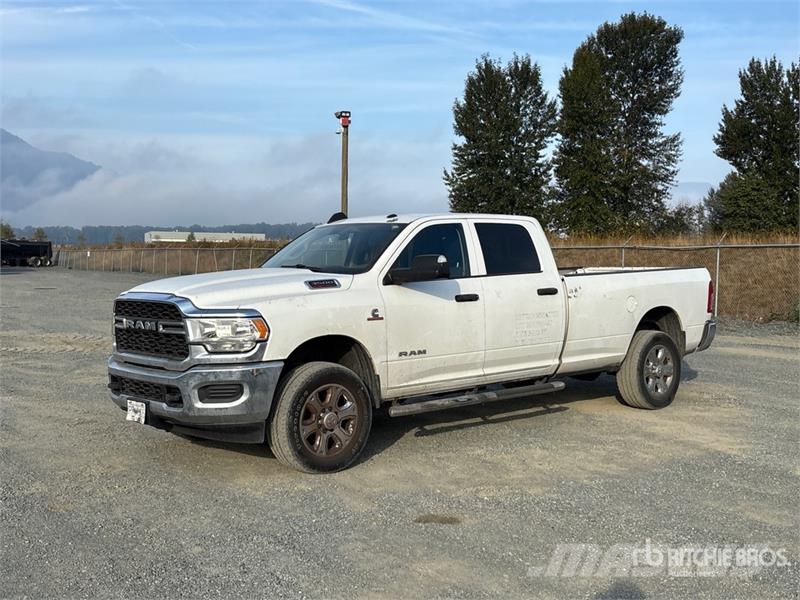 RAM 3500 4x4 Crew Cab Pickup Muu