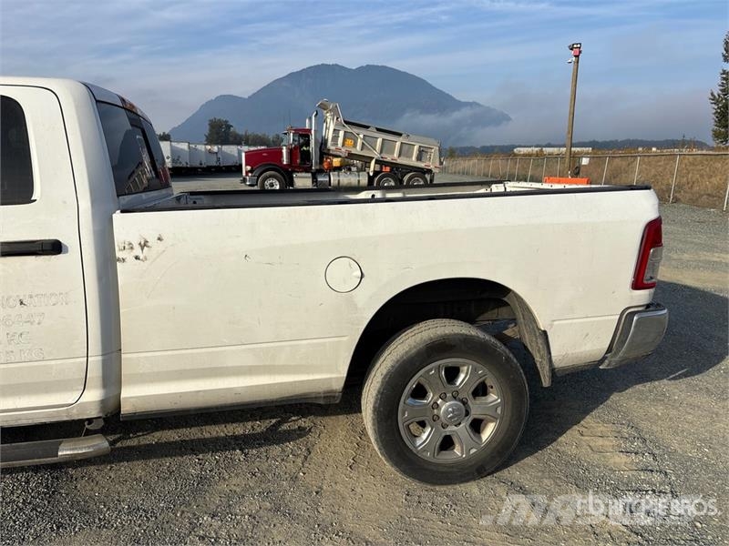 RAM 3500 4x4 Crew Cab Pickup Muu