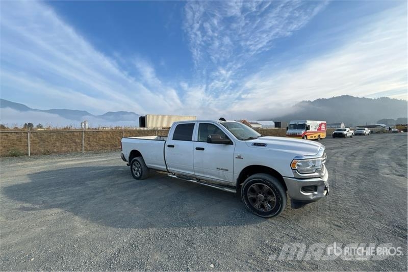 RAM 3500 4x4 Crew Cab Pickup Muu