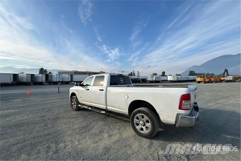 RAM 3500 4x4 Crew Cab Pickup Muu