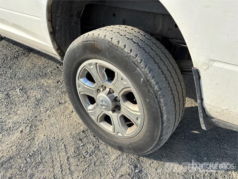 RAM 3500 4x4 Crew Cab Pickup Muu