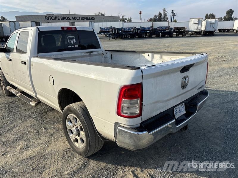 RAM 3500 4x4 Crew Cab Pickup Muu