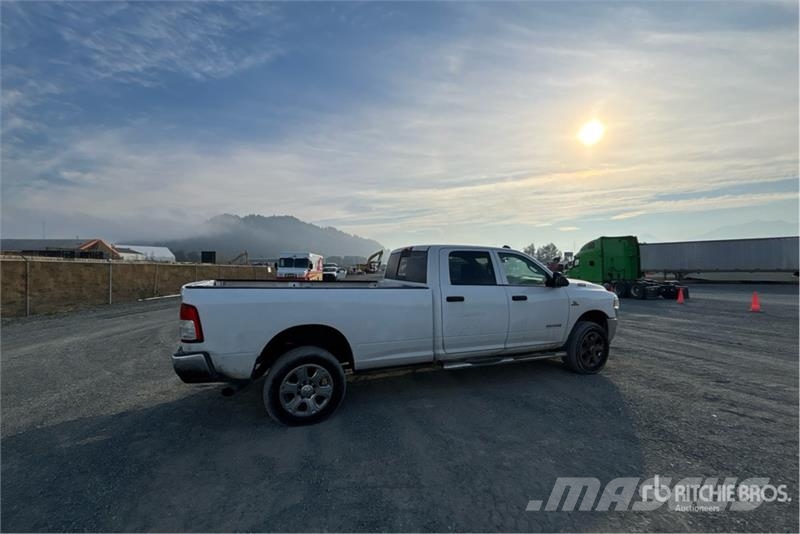 RAM 3500 4x4 Crew Cab Pickup Muu