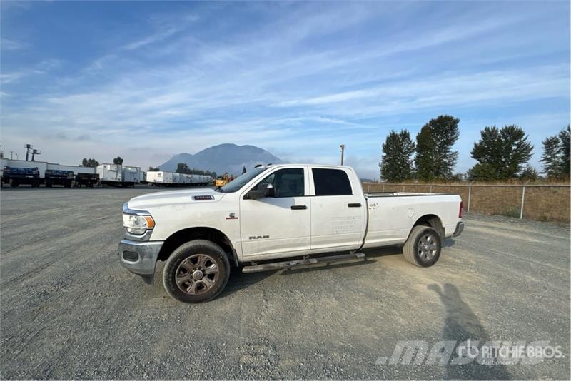 RAM 3500 4x4 Crew Cab Pickup Muu