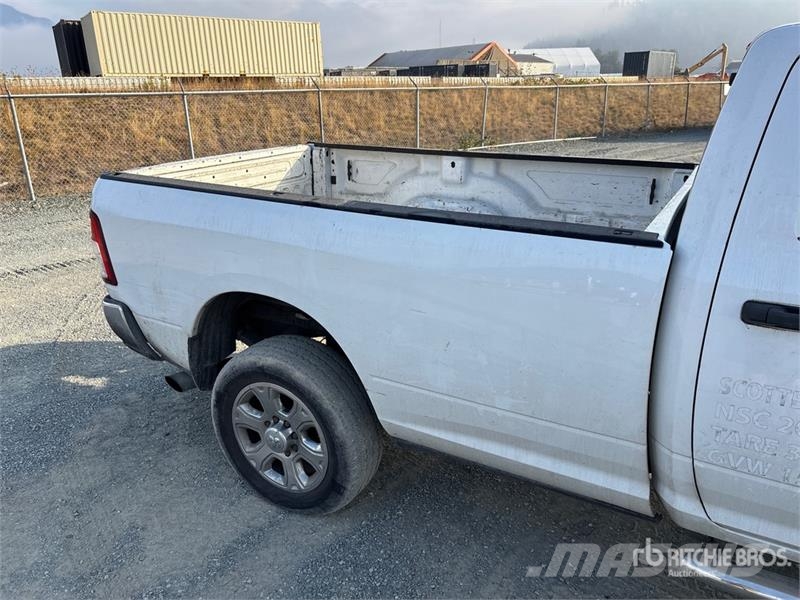 RAM 3500 4x4 Crew Cab Pickup Muu