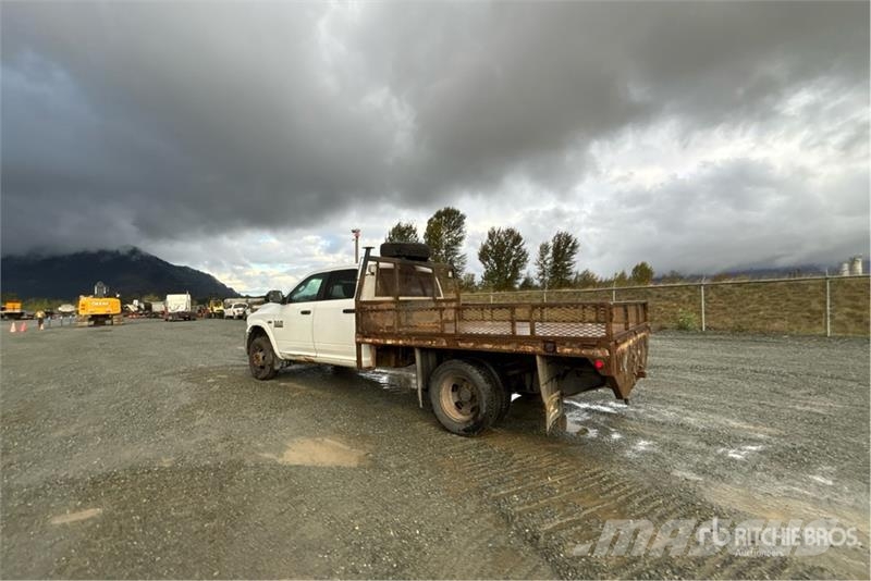 RAM 3500 SLT 4x4 Crew Cab Flatbed Truck Camiones plataforma