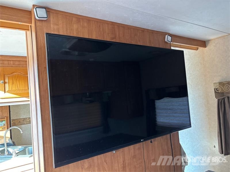Rockwood WRLT8317SS 29 ft T/A Travel Trailer Andre hengere