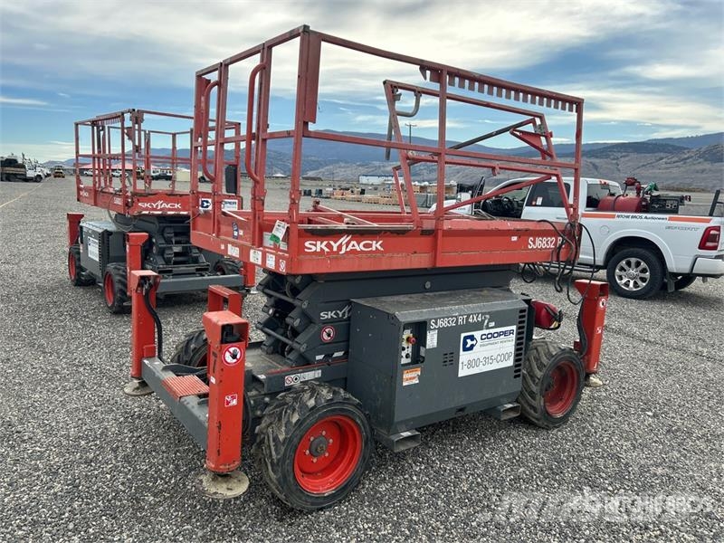 SkyJack SJ6832 RT Ollós emelők