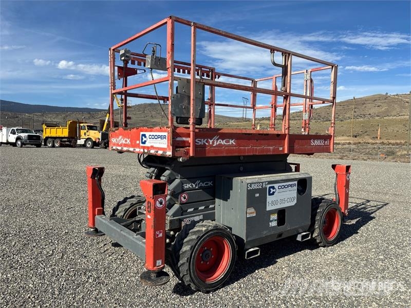 SkyJack SJ6832 RT Makasli platformlar