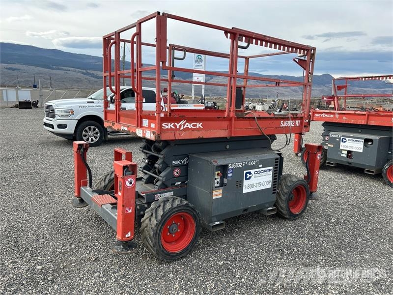 SkyJack SJ6832 RT Ollós emelők