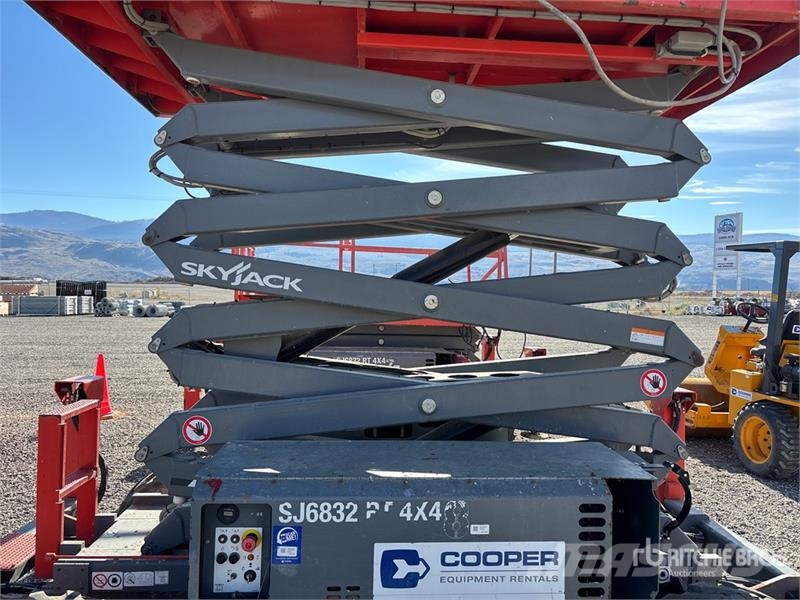 SkyJack SJ6832 RT Makasli platformlar