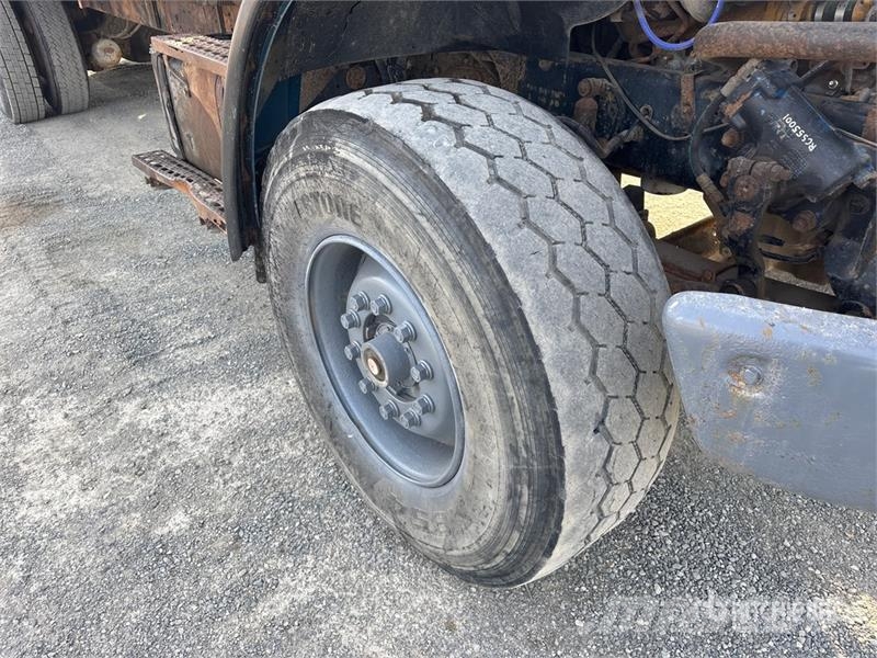 Sterling L9500 Camion con sponde ribaltabili