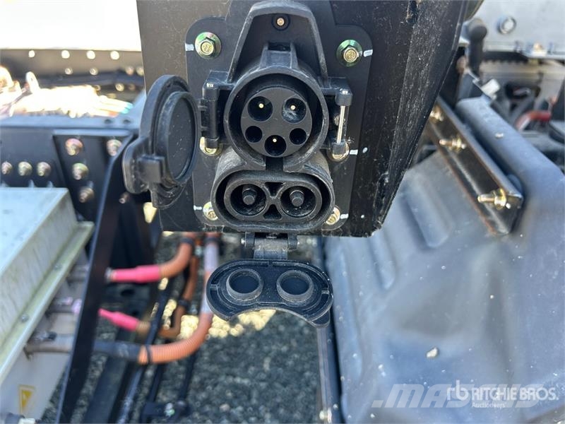 VMC 4x2 Electric Cab and Chassis Кабіни