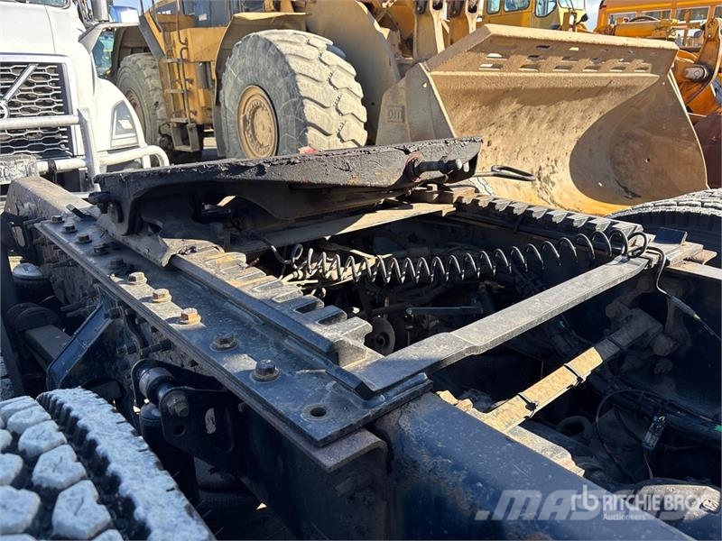 Volvo 6x4 T/A Sleeper Truck Tractor Vlačilci