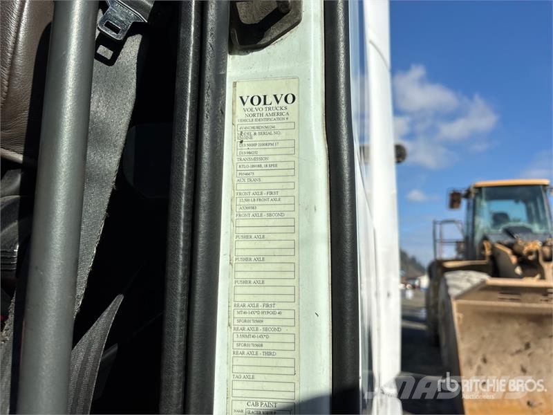 Volvo 6x4 T/A Sleeper Truck Tractor Vlačilci