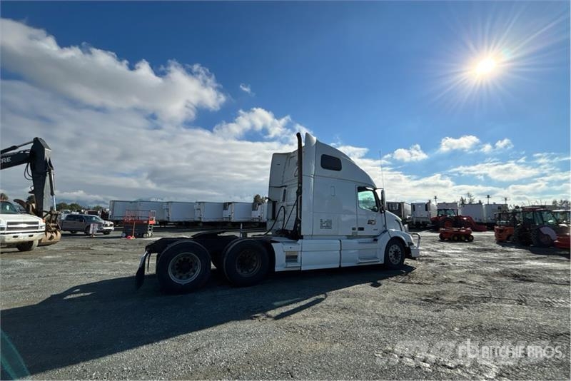 Volvo 6x4 T/A Sleeper Truck Tractor Vlačilci