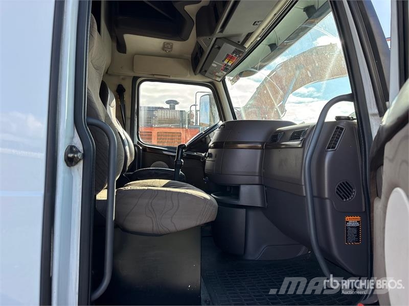 Volvo 6x4 T/A Sleeper Truck Tractor Vlačilci
