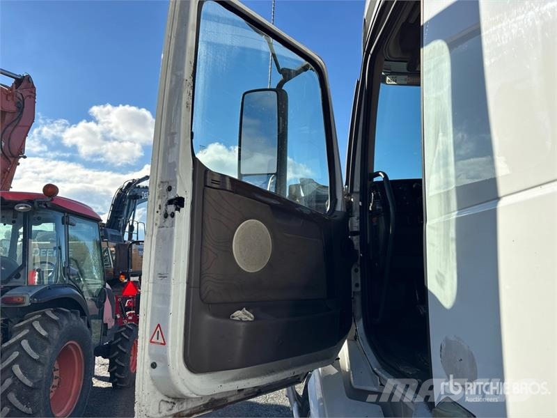 Volvo 6x4 T/A Sleeper Truck Tractor Vlačilci