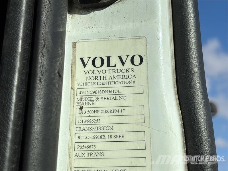 Volvo 6x4 T/A Sleeper Truck Tractor Vlačilci