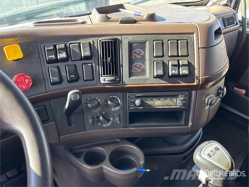 Volvo 6x4 T/A Sleeper Truck Tractor Vlačilci