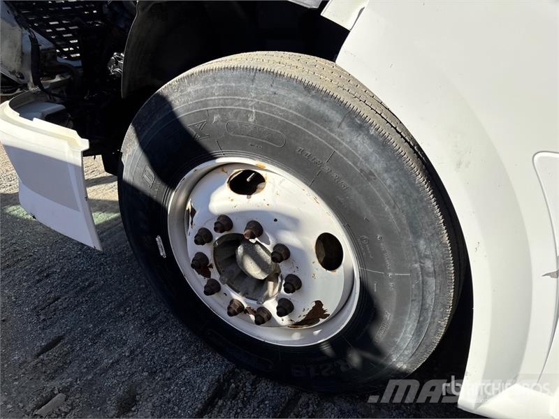 Volvo VNL وحدات الجر