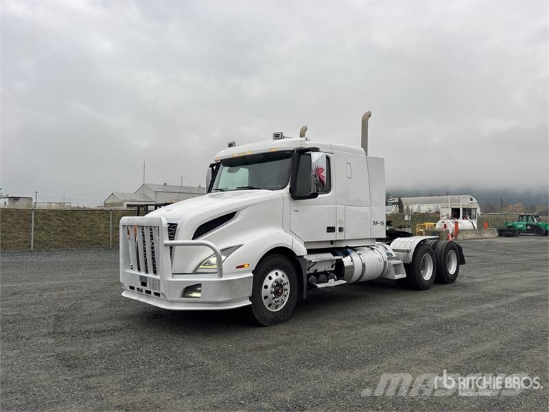 Volvo VNL64T-400 6x4 T/A Sleeper Truck Tractor Vetopöytäautot