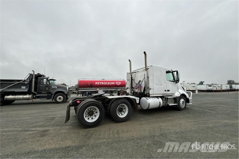 Volvo VNL64T-400 6x4 T/A Sleeper Truck Tractor Vetopöytäautot