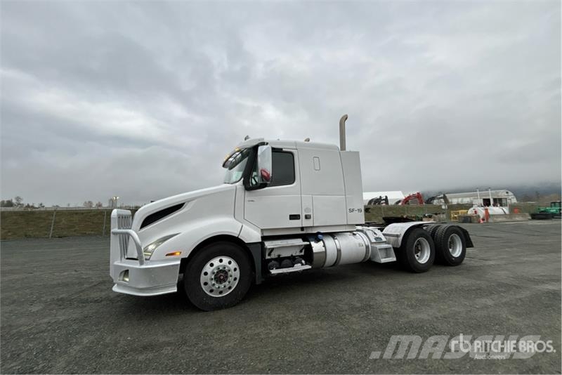 Volvo VNL64T-400 6x4 T/A Sleeper Truck Tractor Vetopöytäautot