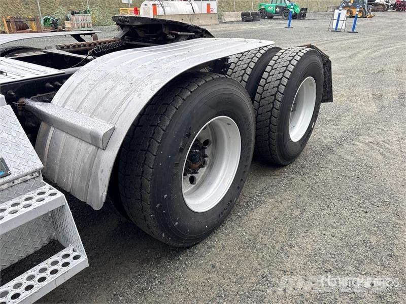 Volvo VNL64T-400 6x4 T/A Sleeper Truck Tractor Vetopöytäautot