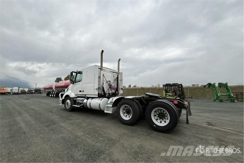 Volvo VNL64T-400 6x4 T/A Sleeper Truck Tractor Vetopöytäautot