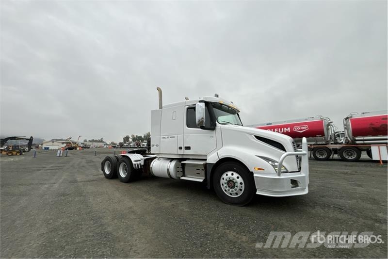 Volvo VNL64T-400 6x4 T/A Sleeper Truck Tractor Vetopöytäautot