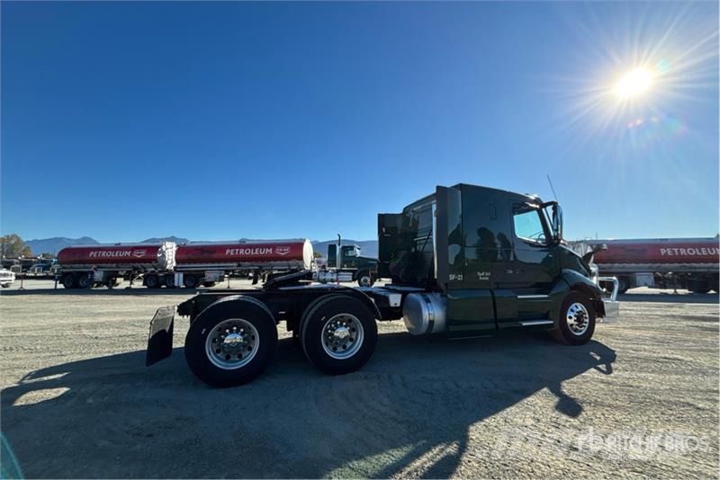 Volvo VNL64T-400 6x4 T/A Sleeper Truck Tractor Sattelzugmaschinen