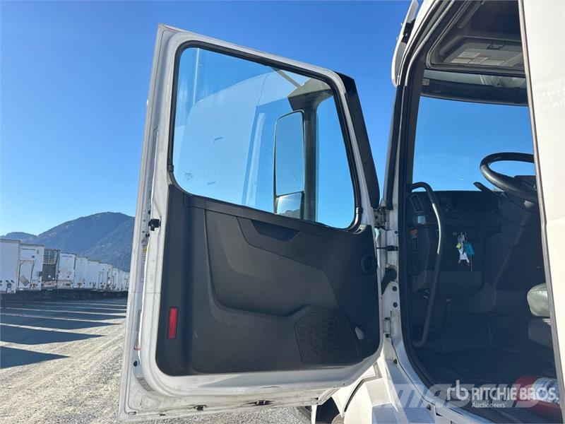 Volvo VNL64T-400 6x4 T/A Sleeper Truck Tractor Sattelzugmaschinen