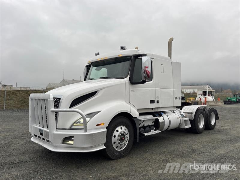 Volvo VNL64T-400 6x4 T/A Sleeper Truck Tractor Vetopöytäautot