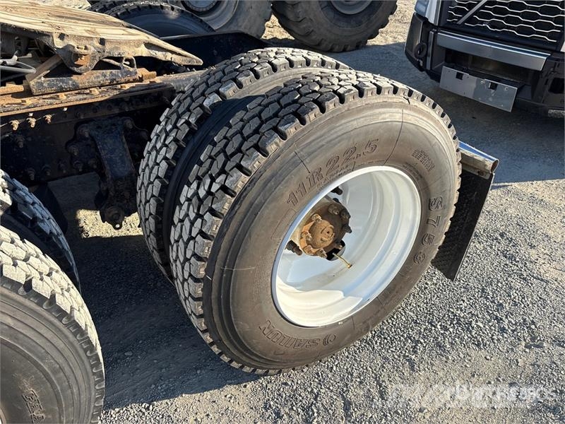 Volvo VNL780 6x4 T/A Sleeper Truck Tractor Prime Movers
