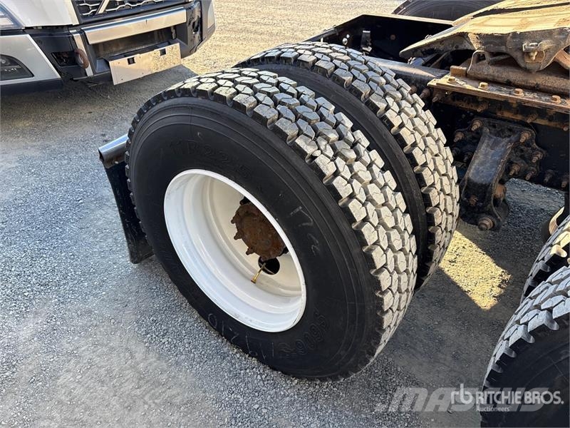 Volvo VNL780 6x4 T/A Sleeper Truck Tractor Prime Movers