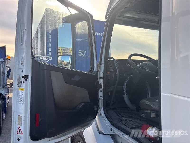 Volvo VNL860 Tractor Units