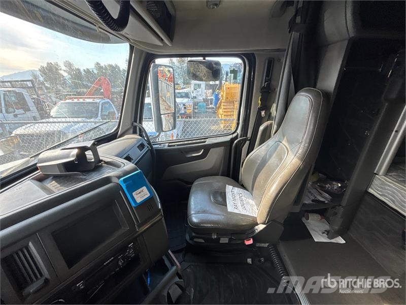 Volvo VNL860 Tractor Units